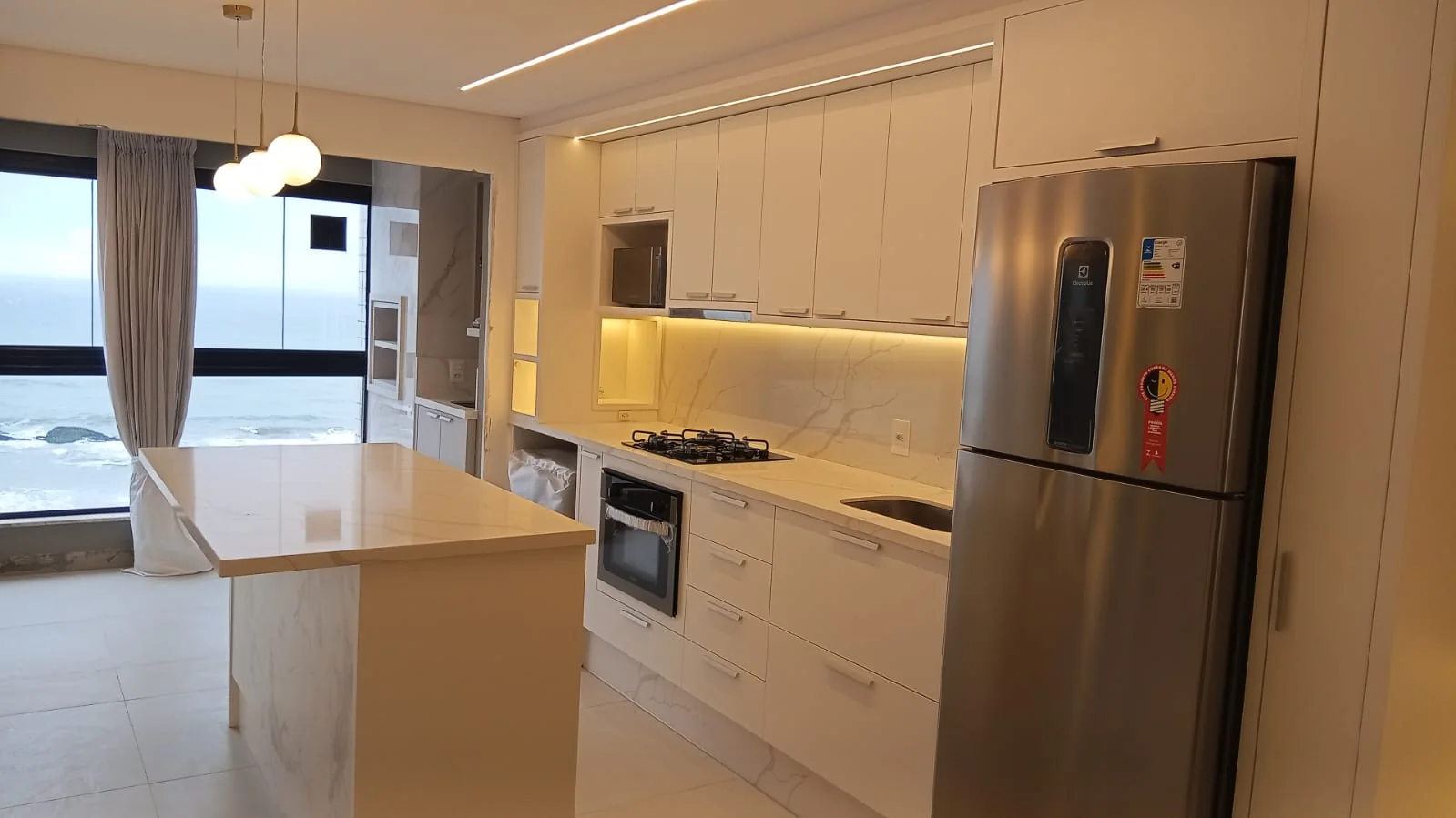Cozinha planejada em tons claros