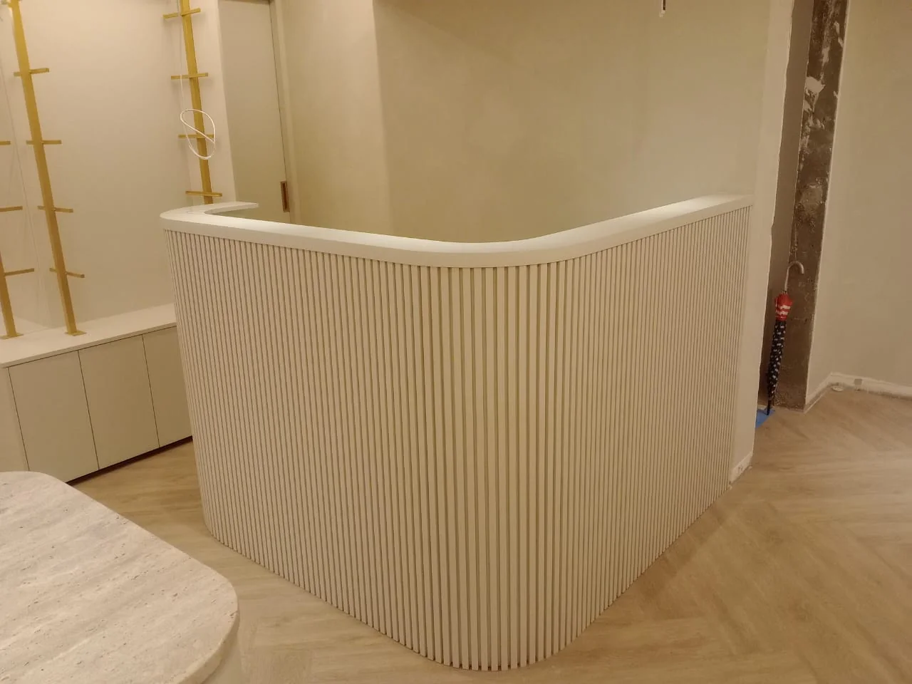 Marcenaria curva com acabamento ripado