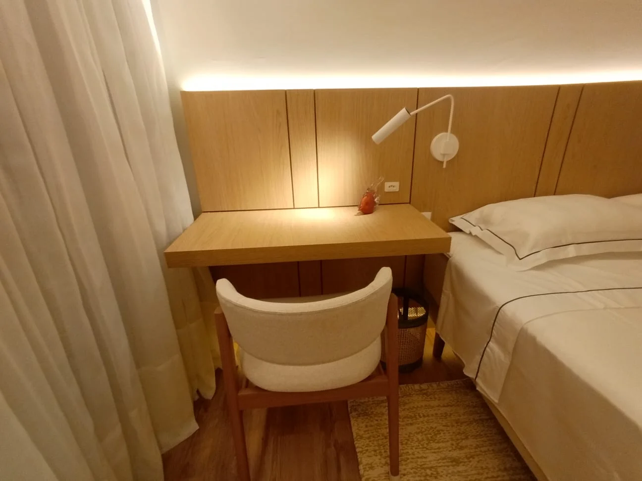 Detalhe de dormitório com iluminação integrada